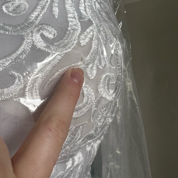 Wedding Dress Size 2 Ivory Lace Form Fitting Dress brides dress bridal bride - Picture 11 of 13